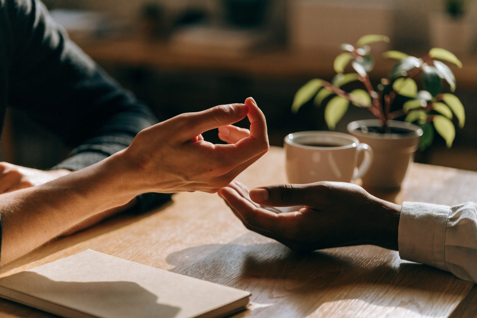Budgetcoach en client in een ondersteunend gesprek aan tafel