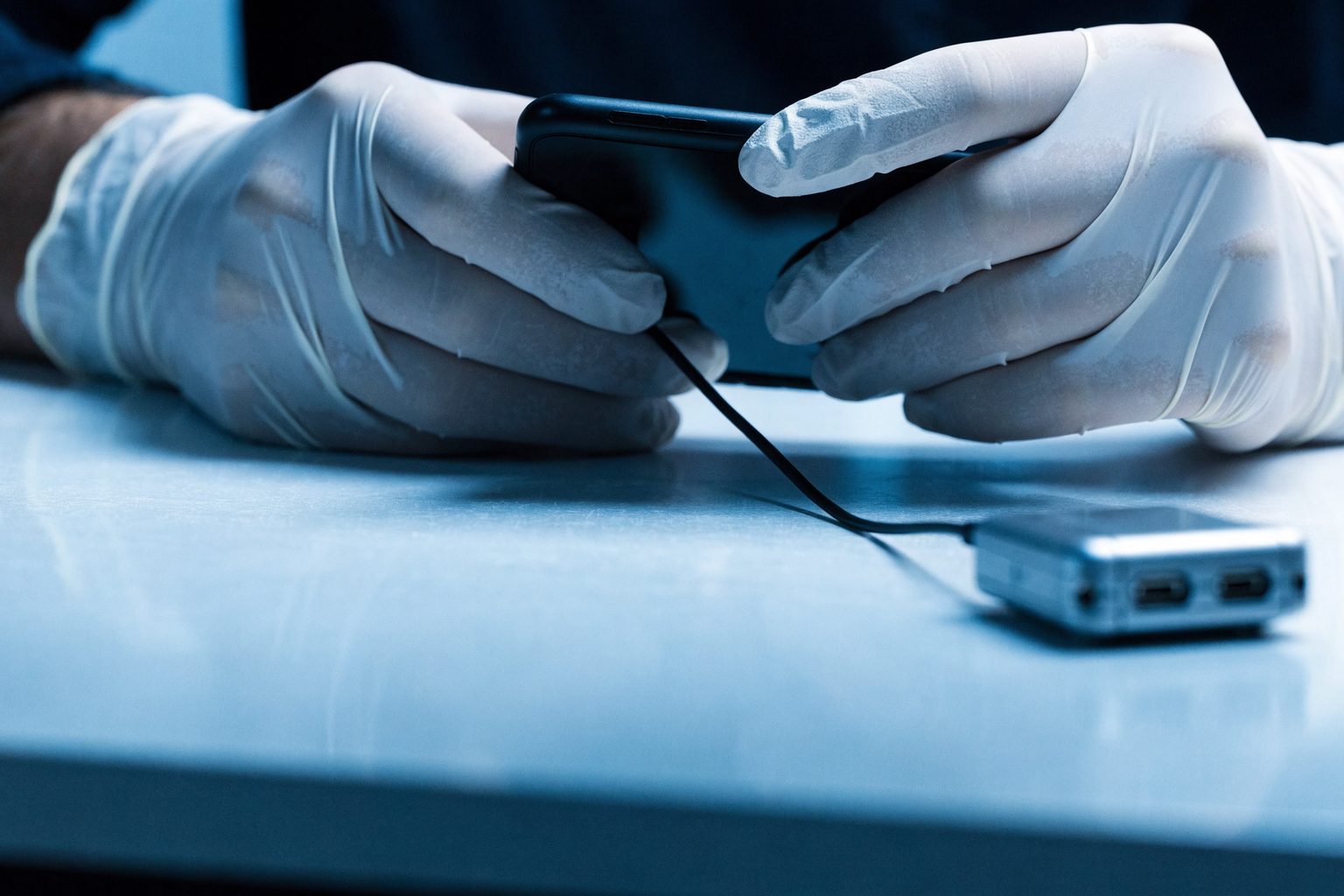 Digitaal forensisch onderzoeker analyseert data op meerdere beeldschermen