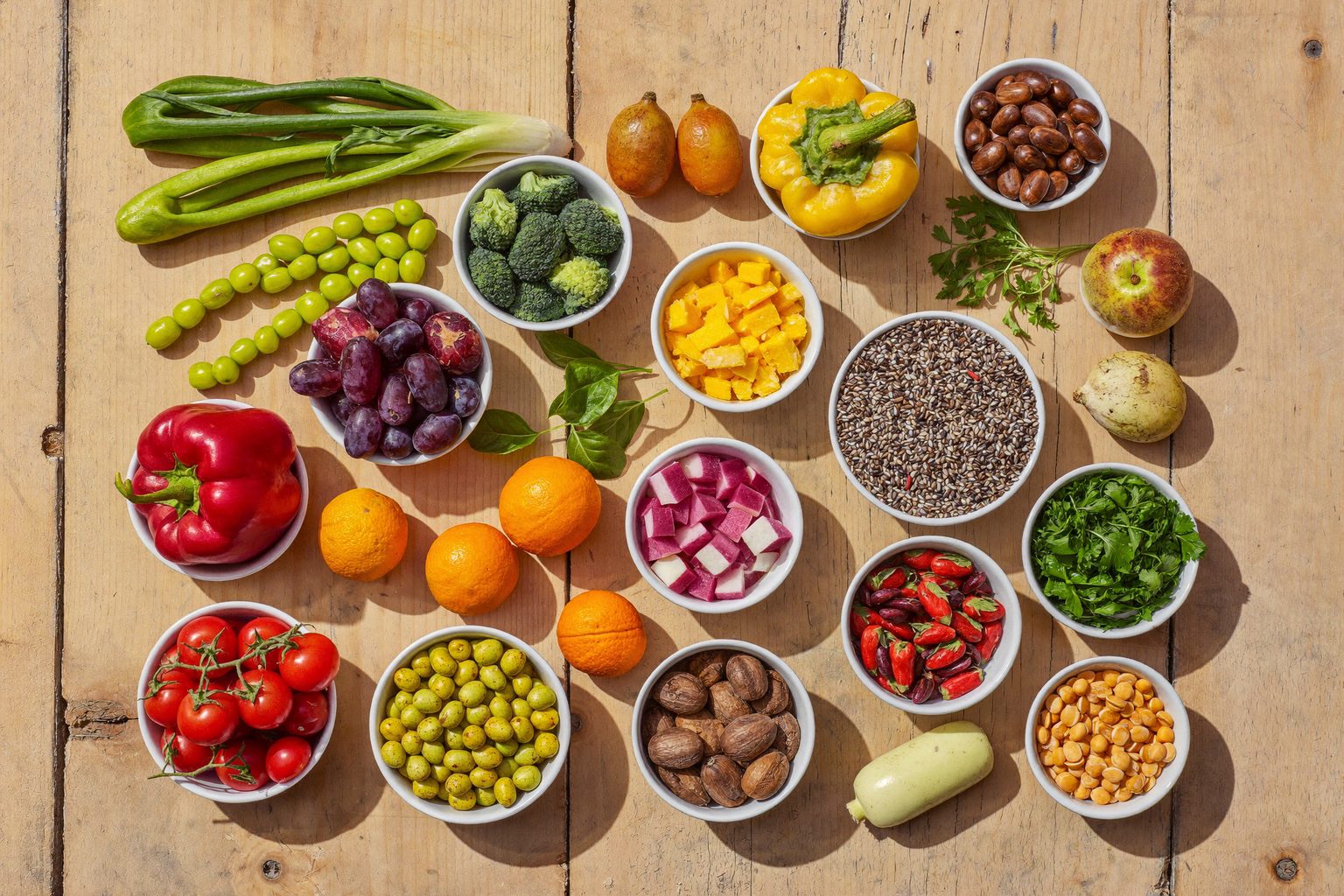 Een grote variatie aan verse groenten, fruit, peulvruchten, noten en granen